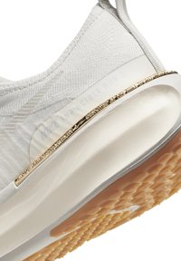 Nike Performance ZOOMX INVINCIBLE FK 3 - Chaussures de running sur route - beige, gold-coloured