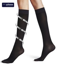 Sorte knæhøje kompressionstrømper med en glat tekstur og elastisk kant. Designet til støtte, med et diskret Lufthansa-logo øverst.
