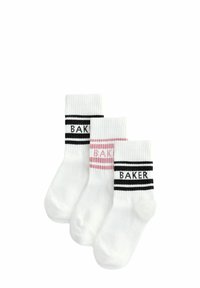 Drei Paare von weißen gerippten Socken mit kontrastierenden farbigen Streifen an den Bündchen. Mit schwarzem und pinkem "BAKER"-Text auf den Bändern.
