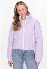 Šviesiai violetinė pūkinė striukė su aukštu kaklu, užtrauktuku priekyje ir horizontaliai siūtu raštu. Yra balto užtrauktuko detalės ir šoninės kišenės.