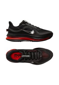 Nike Air Zoom Pegasus 38 sneakers in zwart met een metallic zilveren swoosh, rode accenten, een bovenwerk van mesh en een gestructureerde zool.