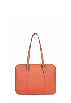 Borsa a mano rettangolare in pelle arancione con doppie spalline e fibbie argentate, chiusura con cerniera frontale, design minimalistico.