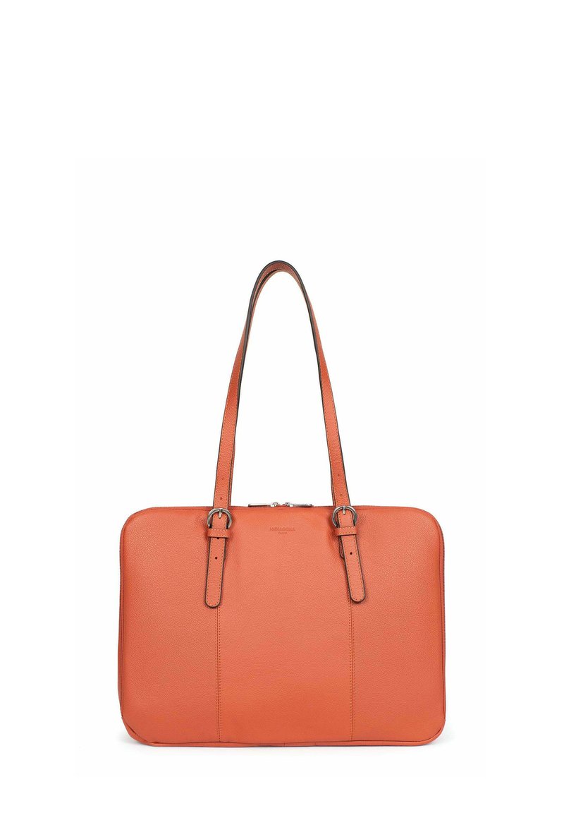 Borsa a mano rettangolare in pelle arancione con doppie spalline e fibbie argentate, chiusura con cerniera frontale, design minimalistico.