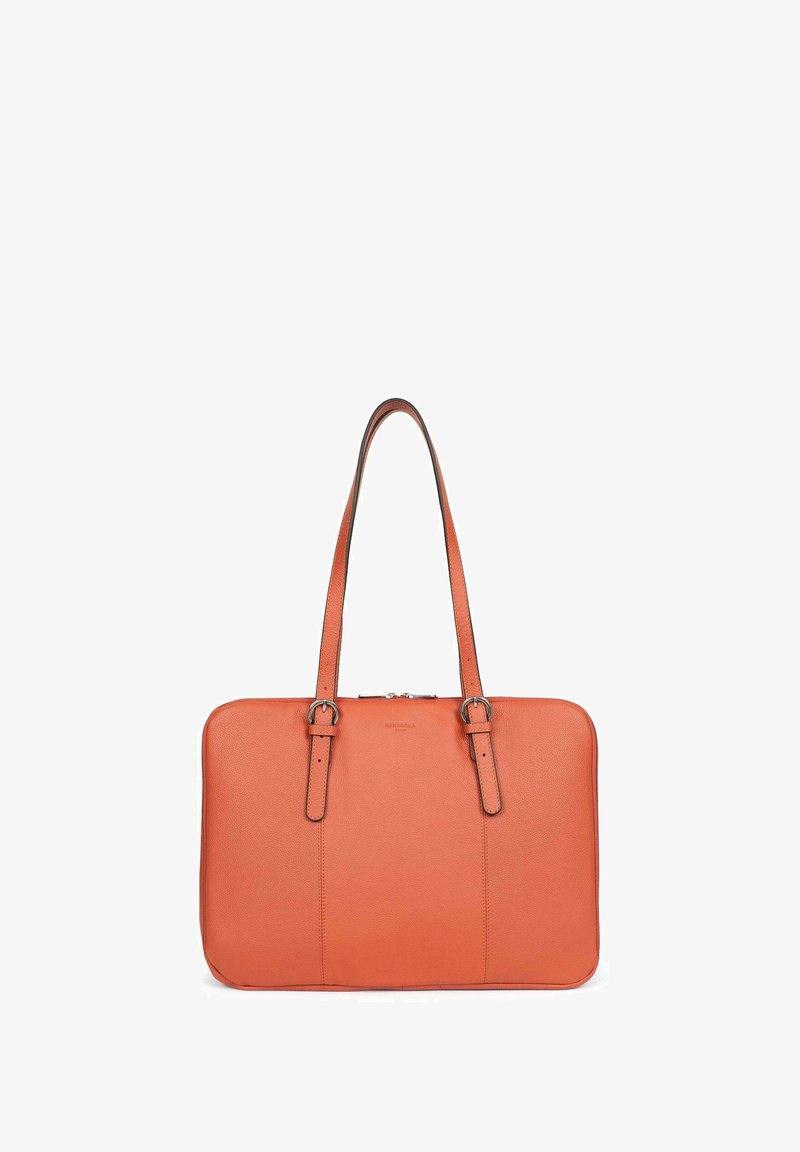Borsa a mano rettangolare in pelle arancione con doppie spalline e fibbie argentate, chiusura con cerniera frontale, design minimalistico.