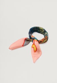 Fular din mătase cu un model floral multicolor pe o extremitate, trecând la o culoare solidă roz, cu margini contrastante, textură netedă.