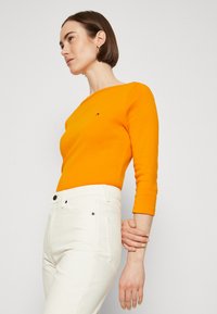 Tommy Hilfiger SLIM CODY BOAT - Pikkade varrukatega topp - rich ochre