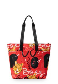 Rode tote bag met zwarte handvatten en een speelse ontwerp met zwarte en oranje dierv gezichten en abstracte patronen. Tekst bevat "Baas."