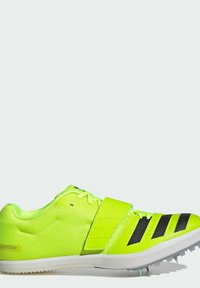 Scarpa da atletica gialla neon con strisce nere, tomaia texturizzata, design con lacci e una fascetta in Velcro, dotata di una suola in gomma con punte.