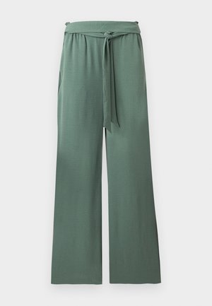 Πράσινο παντελόνι με φαρδιά πόδια, ελαστική μέση και υφασμάτινη ζώνη που δένεται, κατασκευασμένο από μαλακό υλικό με υφή, παρουσιάζεται σε λευκό φόντο.