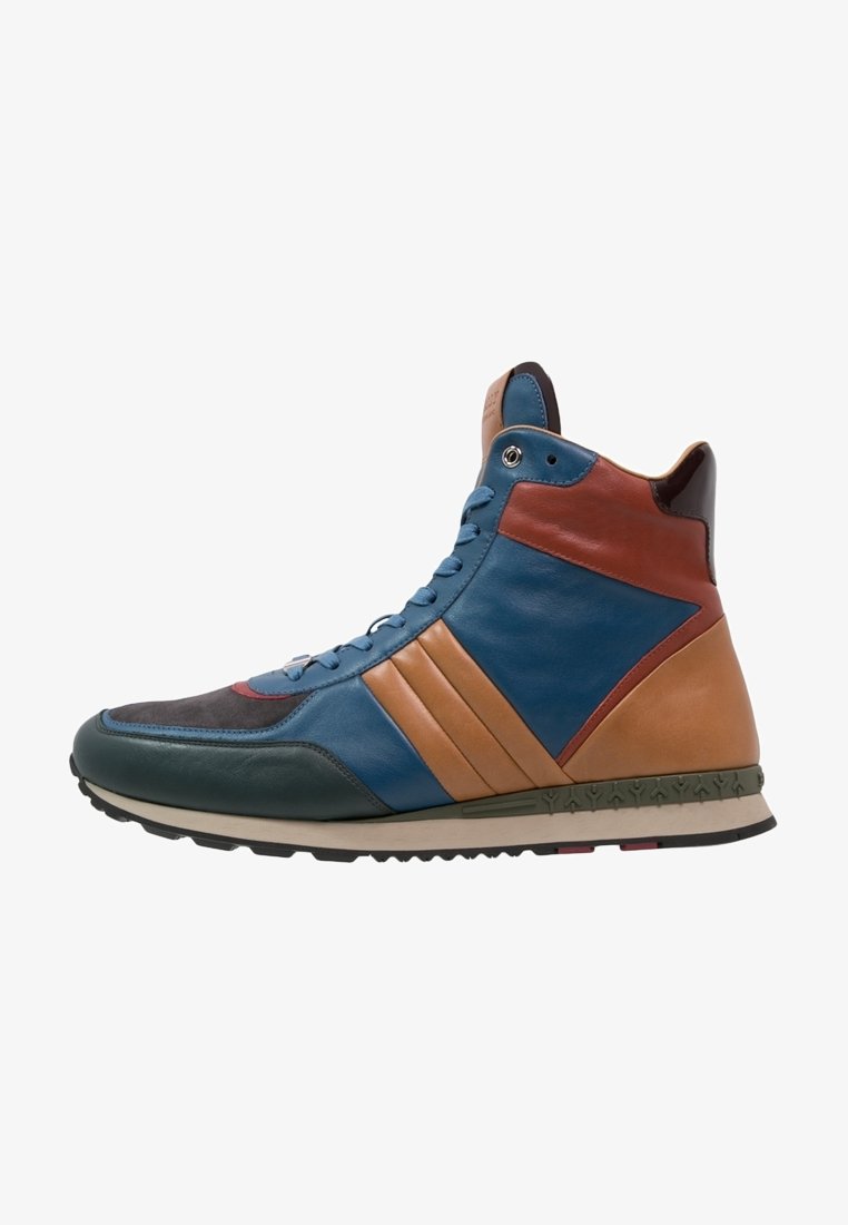 Höga sneakers i en blandning av blå, brun och grön läder. Inkluderar tre diagonalränder, texturerad sula och kontrasterande inslag.