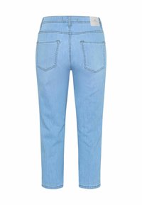Jeans in denim blu chiaro con taglio dritto, dotati di due tasche posteriori e un design della vita pulito. Nessun abbellimento o hardware visibile.