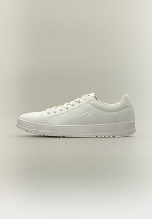 Witte lage sneaker met veters, glad bovenwerk, subtiel geperst logo aan de zijkant en een gestructureerde zool op een neutrale effen achtergrond.