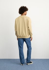 The North Face RELAXED ESSENTIAL - Felpa - khaki stone
