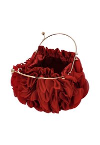 Bolso de mano de satén rojo con diseño floral fruncido, asa de marco metálico dorado y cierre redondo, que cuenta con un interior espacioso y textura suave.