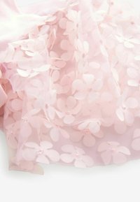 Roze tule stof met bloemenapplicaties, met kleine bloemen en kralenaccenten. Zachte textuur en lichtgewicht ontwerp ideaal voor lagen.