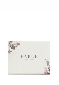 Hvid rektangulær kasse med blomsteraccent i pink og grøn. Centreret tekst læser "FABLE ENGLAND" i grå. Ren og minimalistisk design.
