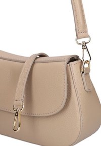 Beige leren handtas met een gebogen vorm, gestikte details en een afneembare schouderriem. Beschikt over goudkleurige hardware en een klep sluiting.