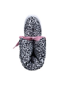 Chausson en imprimé léopard noir et blanc rembourré avec une dentelle texturée rose. Bout arrondi et semelle en matériau semblable au caoutchouc. La vue de dessus montre le revers replié.