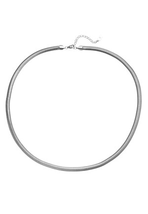 Metallisches Halsband mit einem glatten, schlangenartigen Design, in silberner Farbe und subtiler Textur, getragen über einem schlichten weißen Hemd.