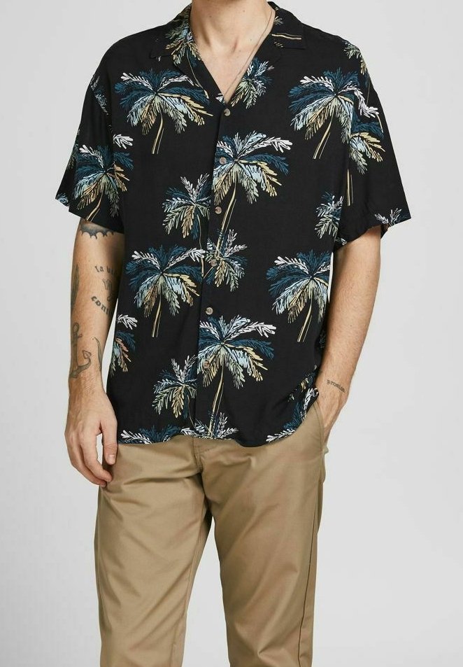 Korte mouwen, knoopshirt in zwarte stof met een meerkleurig palmbomenpatroon. Combinatie met tan, slim-fit broeken.