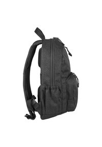 Zaino in tessuto nero con una finitura testurizzata, dotato di due scomparti con zip, tasche laterali e spallacci imbottiti e regolabili.
