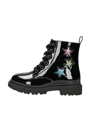 Botte noire brillante à lacets avec semelle épaisse et trois patchs étoiles colorés en rose, vert et bleu sur le côté.