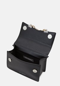 Borsa a mano in pelle nera con un design strutturato, dotata di una tracolla a catena, hardware in argento e chiusura magnetica. L'interno presenta un'etichetta con logo.