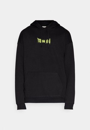 Schwarzer Kapuzenpullover aus weichem Stoff, mit einer Kängurutasche und lebhaftem grünen Grafiktext auf der Brust. Inklusive verstellbaren Kordeln.