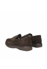 Scarpe slip-on in suede marrone scuro con punta rotonda, alto sul retro e suola in gomma. Presentano cuciture a vista e una finitura testurizzata.