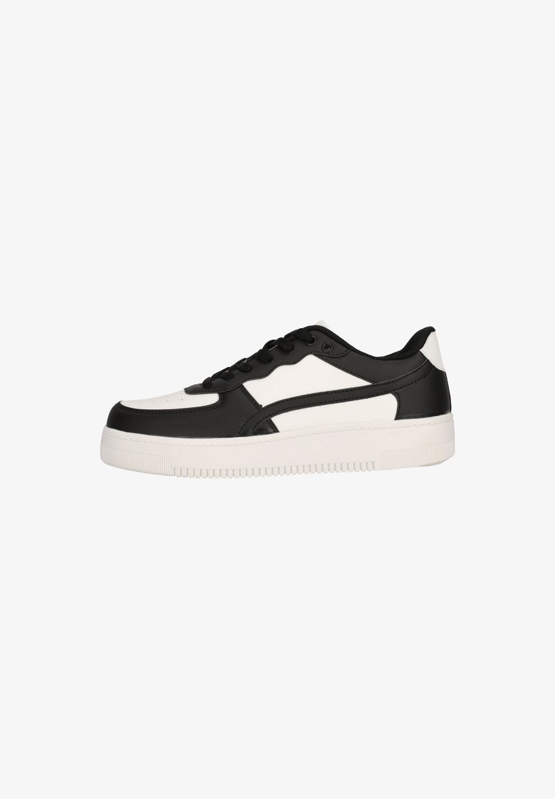 Schwarz-weißer Sportschuh mit einem glatten, lederähnlichen Obermaterial, runder Zehenpartie, Schnürung auf der Vorderseite und strukturiertem Gummi-Einsatz.