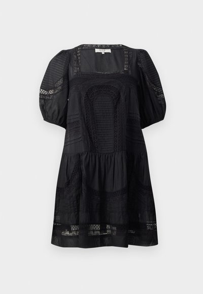 Μαύρο φόρεμα με πλούσια μανίκια και τετράγωνη λαιμόκοψη, με υφασμάτινα σχέδια και φούστα σε επίπεδα. Φτιαγμένο από ελαφρύ ύφασμα με δαντελένιες λεπτομέρειες.