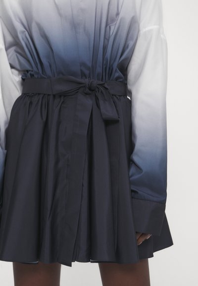 Norma Kamali SUPER OVERSIZED FLARED DRESS - Marškininė suknelė - true navy ombre