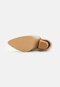Steve Madden Livvy - Stivali Western Donna Con Polsino In Denim E Punta Affusolata
