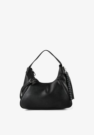 Bolso de hombro de cuero negro con asa superior curva, correa ajustable, herrajes plateados y un encanto de borla a cuadros en el lateral.