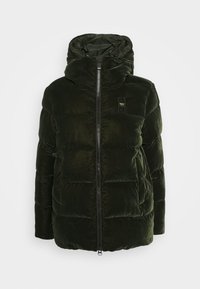 Zelená zateplená bunda se strukturovanou, plyšovou tkaninou. Obsahuje zip na přední straně, velkou kapuci a prošívané panely pro izolaci.