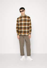 Selected Homme SLHREGOWEN CHECK - Chemise - inca gold