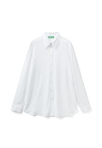 Bílá košile s dlouhým rukávem vyrobená z jemné látky, s klasickým límcem, předním zapínáním na knoflíky a uvolněným střihem s kulatým lemem.