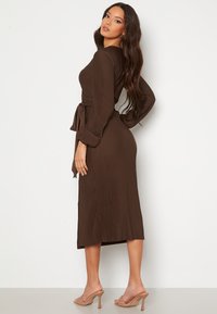 Bubbleroom PLEATED WRAP MIDI DRESS - Jurk - brown