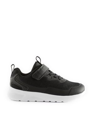 Chaussure de sport noire avec une tige en mesh, un col rembourré, une semelle en caoutchouc, des lacets et une sangle en Velcro. Présente un bout arrondi et des accents texturés.