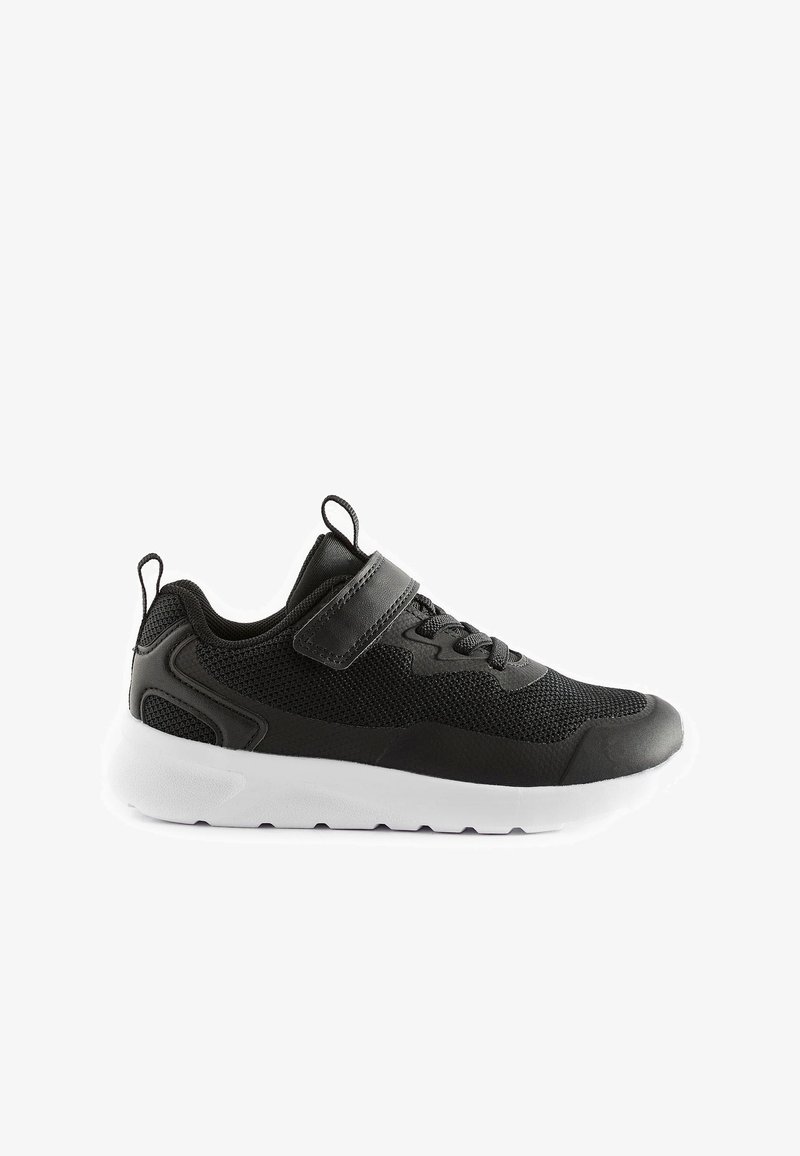 Schwarzer Sportschuh mit einem Obermaterial aus Mesh, gepolstertem Kragen, Gummisohle, Schnürsenkeln und einem Klettverschluss. Mit abgerundetem Zehenbereich und strukturierten Akzenten.