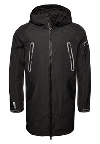 Chaqueta impermeable negra con capucha, con bolsillos con cremallera, puños ajustables y una textura suave; detalles reflectantes para mayor visibilidad.