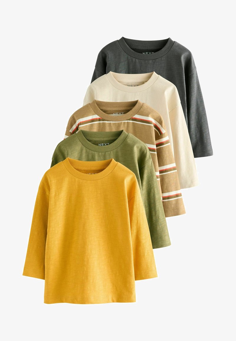 Cinco camisetas de manga larga con cuello redondo en amarillo, verde, marrón con rayas, crema y gris oscuro, dispuestas en una pila en capas.