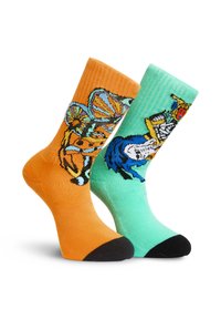 Chaussettes en tricot comprenant une paire orange avec des motifs de papillons et une paire verte avec des figures stylisées ; les deux ont des orteils noirs contrastants.