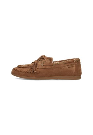 Bruine suède mocassinschoen met franjes, metalen oogjes en een zachte pluche voering, zijaanzicht op een witte achtergrond.