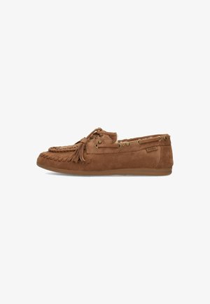 Bruine suède mocassinschoen met franjes, metalen oogjes en een zachte pluche voering, zijaanzicht op een witte achtergrond.