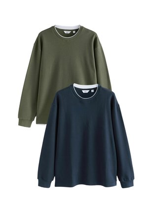 Zwei langärmelige Sweatshirts: eines in olivgrün mit Ripptextur und eines in marineblau mit horizontalen Streifen, beide mit kontrastierenden Ausschnitten.