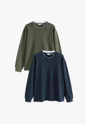 Zwei langärmelige Sweatshirts: eines in olivgrün mit Ripptextur und eines in marineblau mit horizontalen Streifen, beide mit kontrastierenden Ausschnitten.