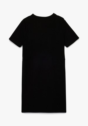 Sort kortærmet kjole, rund halsudskæring, knælængde, lavet af blødt stof, med et minimalistisk design uden mønstre eller accenter.