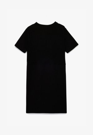 Sort kortærmet kjole, rund halsudskæring, knælængde, lavet af blødt stof, med et minimalistisk design uden mønstre eller accenter.