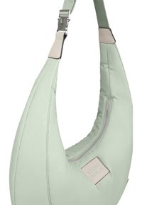 Borsa in stile hobo in morbido tessuto verde menta con forma curvata, dotata di una cerniera e un piccolo tag di marca in pelle beige.